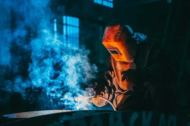 Industriearbeiter schweißt Metall