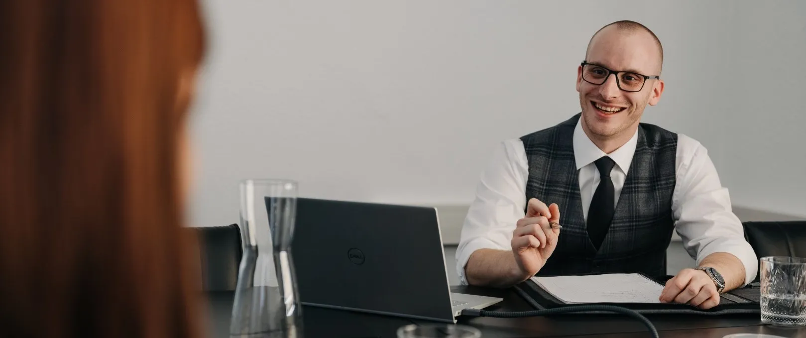 Mag. Dominik Scharf berät eine Klientin