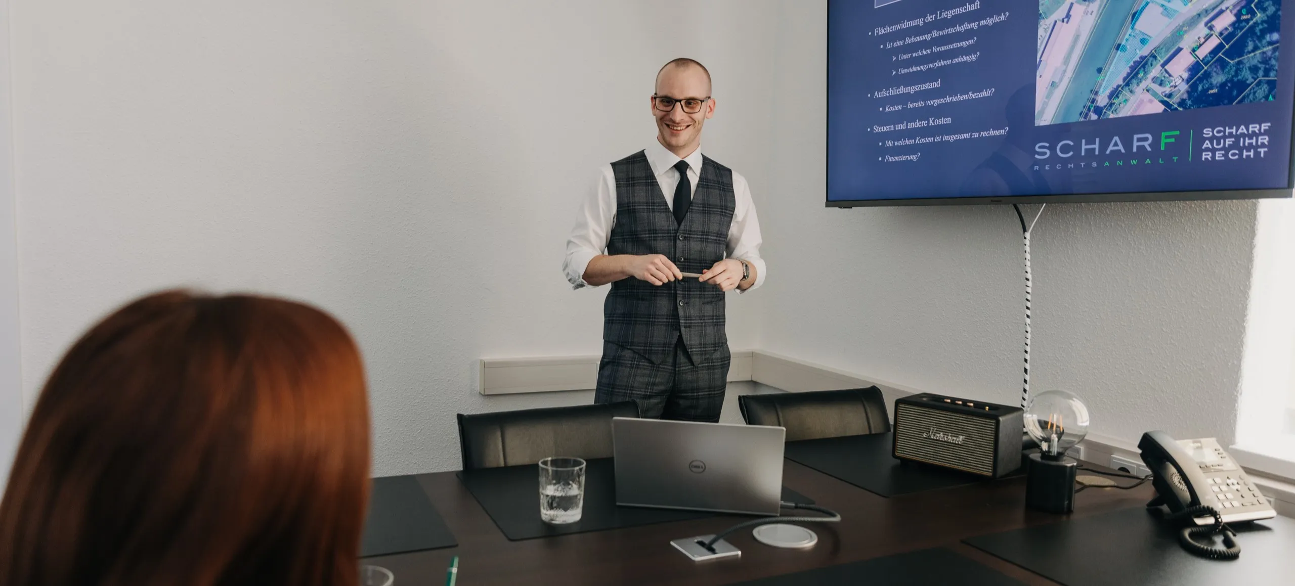 Mag. Dominik Scharf berät eine Klientin